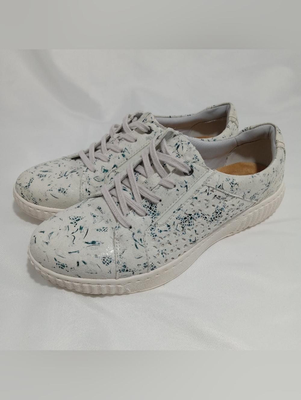 Clarks Women's Caroline Ella Sneaker Size 9 White Blue Floral Lace Up Shoe